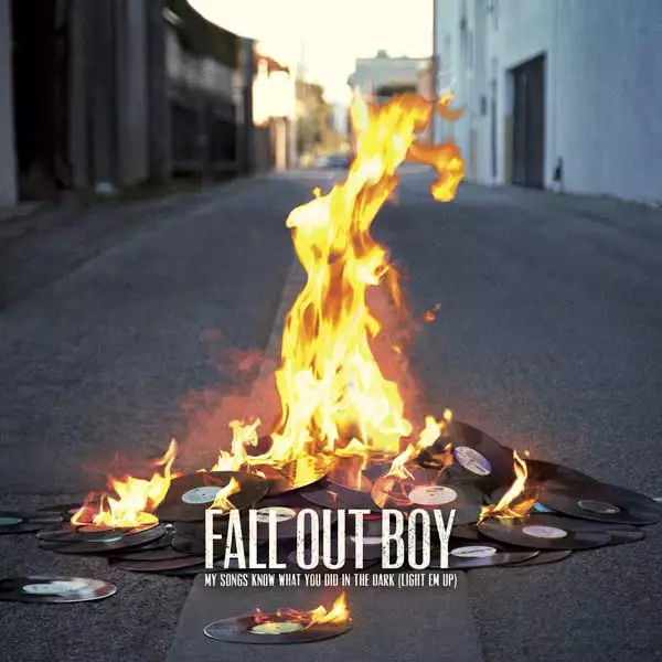 Fall Out Boy – My Songs Know What You Did in the Dark (Light Em Up)